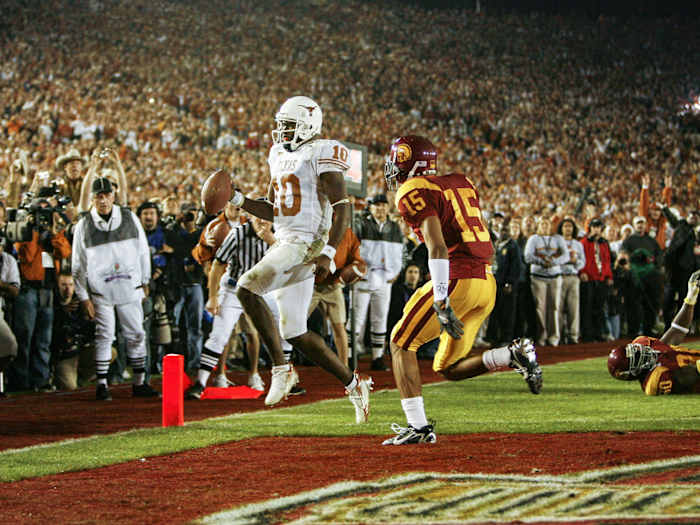 Texas QB Vince Young scores against USC